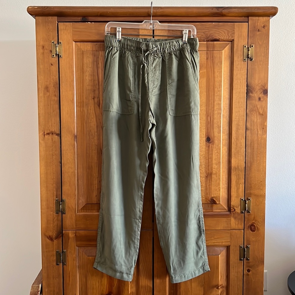Sanctuary, green elastic waist, loose, fit, cargo pants, size medium.